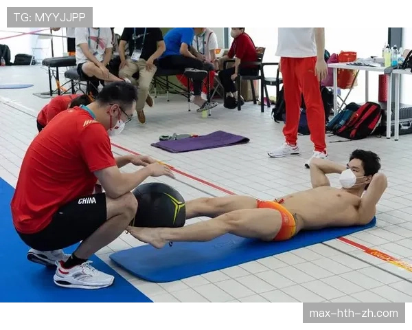 徐嘉余训练完直接拎着爱马仕去吃路边摊？